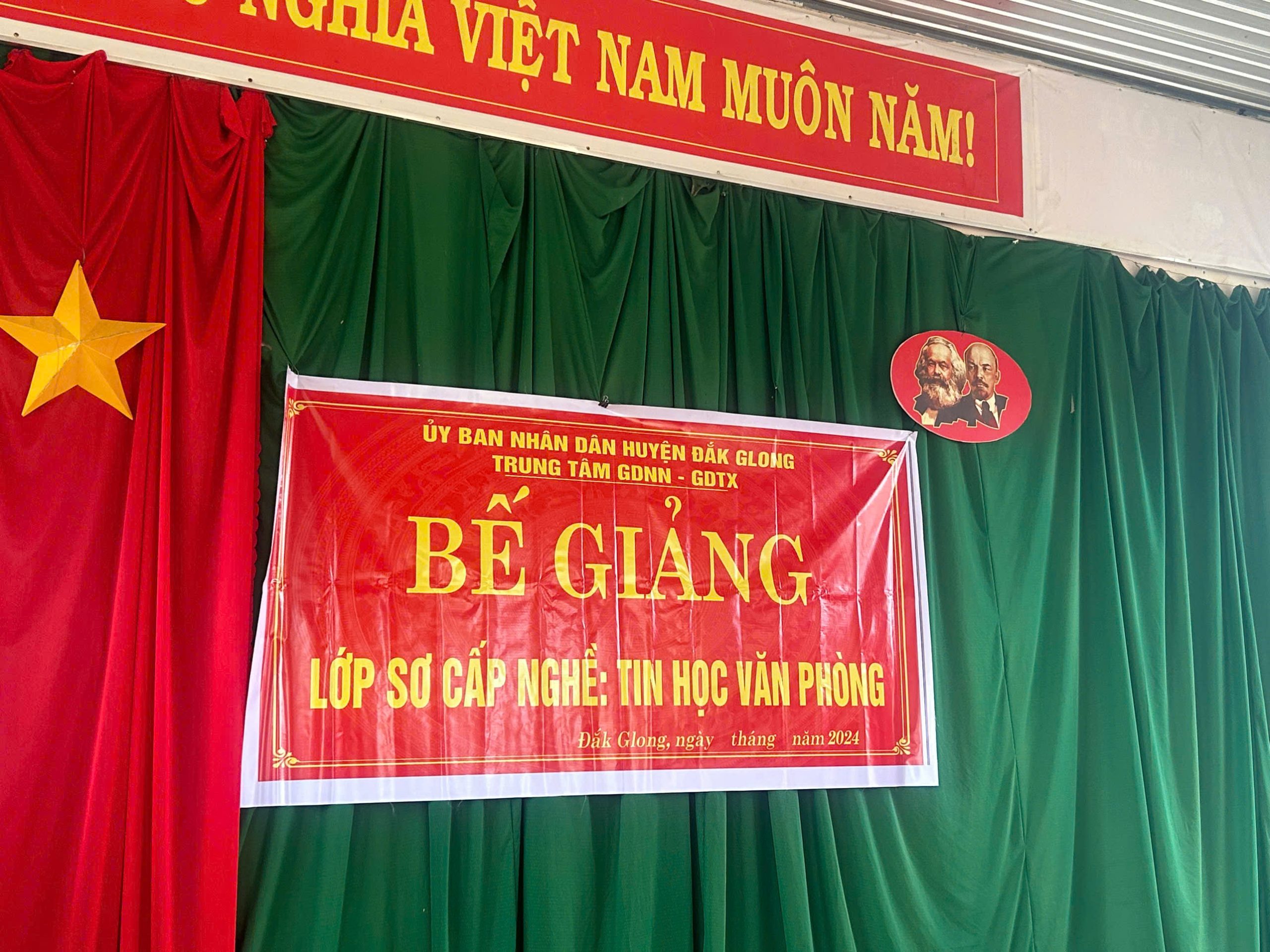 BẾ GIẢNG Lớp sơ cấp nghề: Tin học Văn học